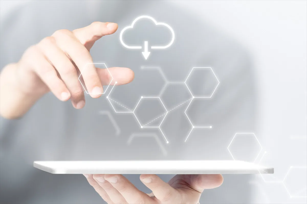 Mano che interagisce con un'interfaccia cloud digitale sopra un tablet, simbolo dell'evoluzione tecnologica e delle applicazioni web on demand di RGA Project